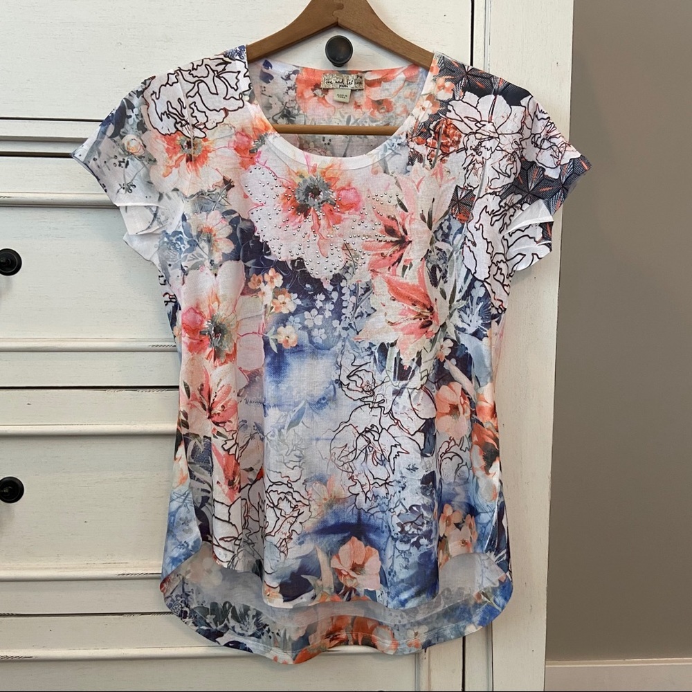 Live and Let Live  Floral Short Sleeve Top.  Size Medium. NWOT.